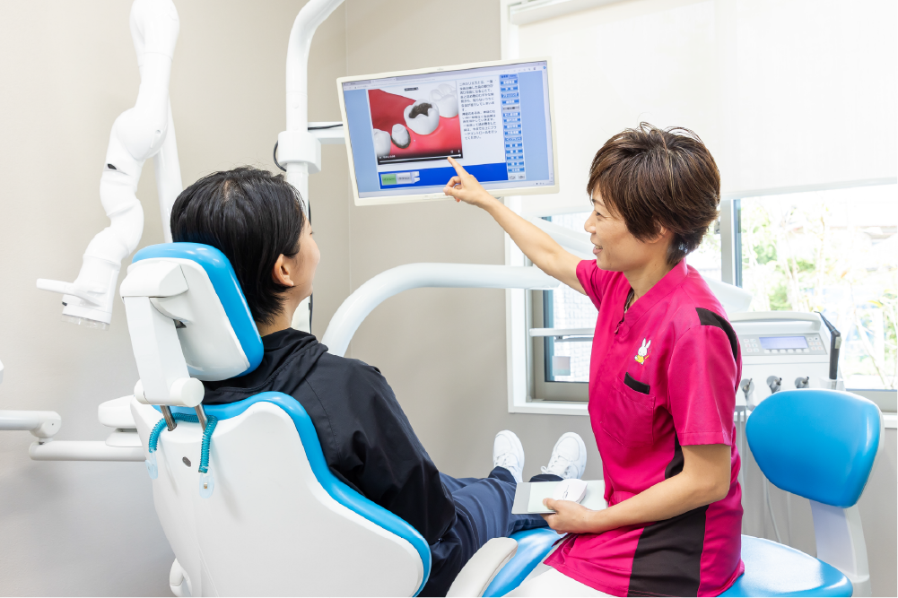 診察室で患者とスタッフが会話する風景