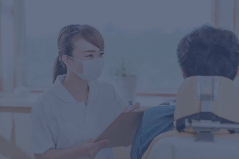 診察室で患者とスタッフが会話する風景