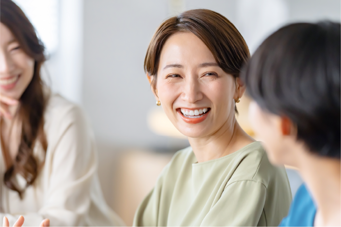 業務後に友人と話す会話する様子