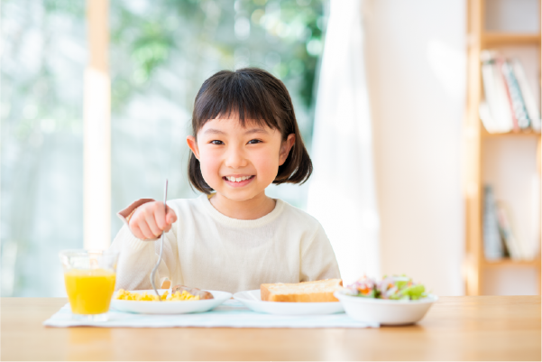 子供が食事する様子