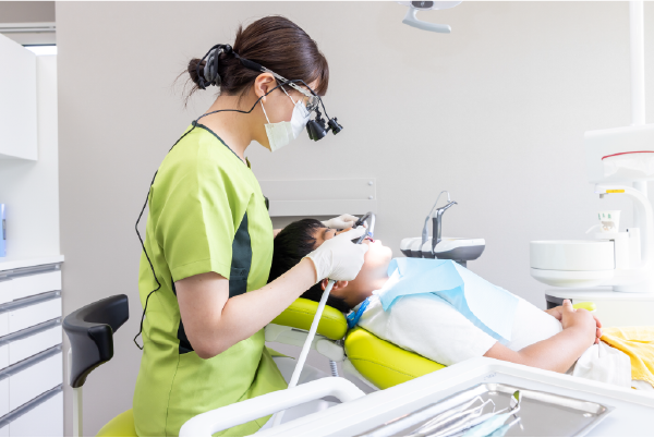 子供が食事する様子