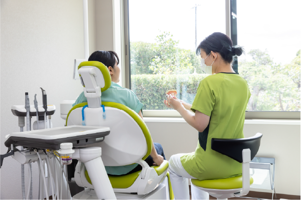 子供が食事する様子